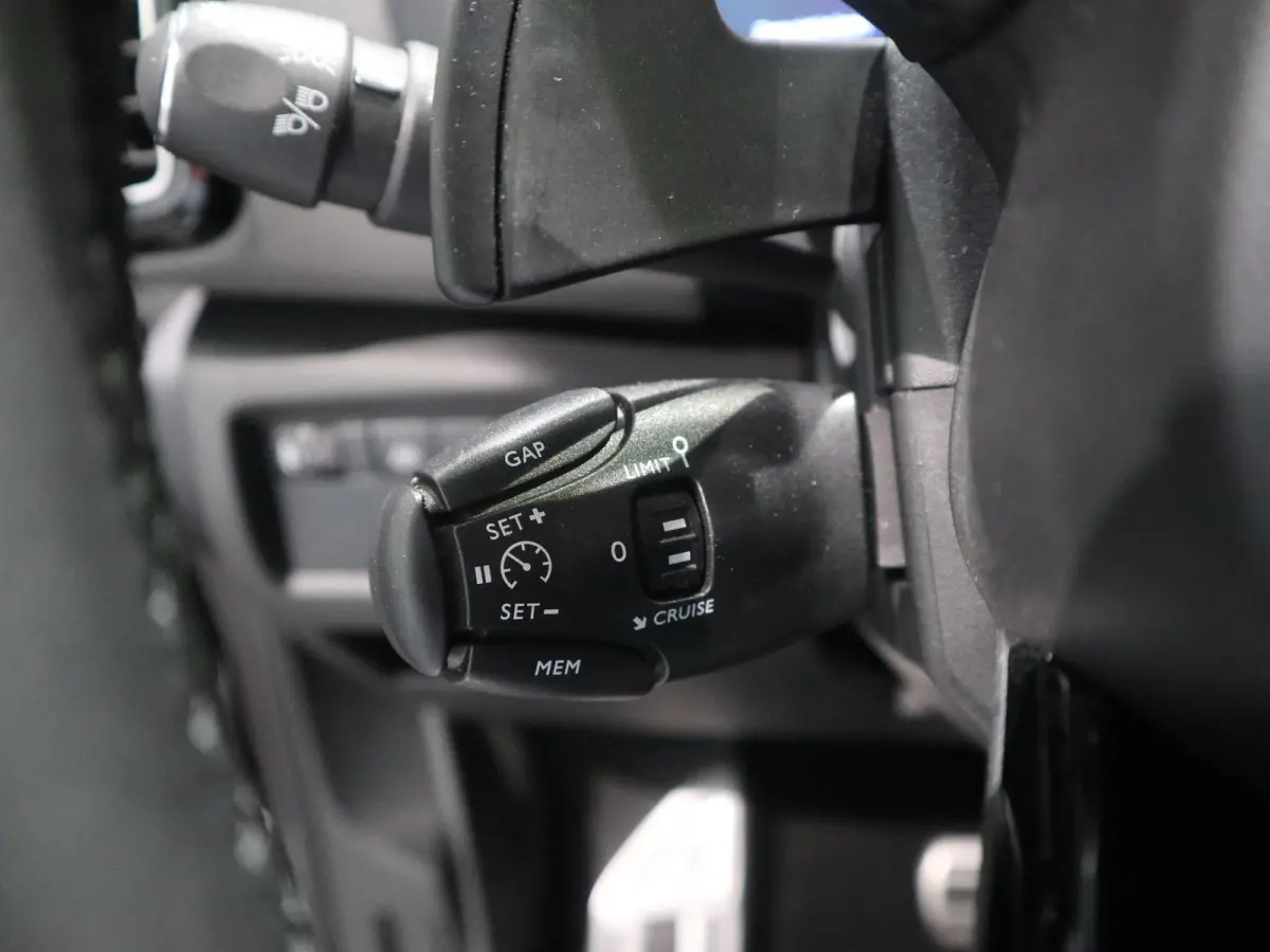 1.6 Plug-in Hybrid 225 Shine STOELMASSAGE - STOELVERWARMING - NAVIGATIE