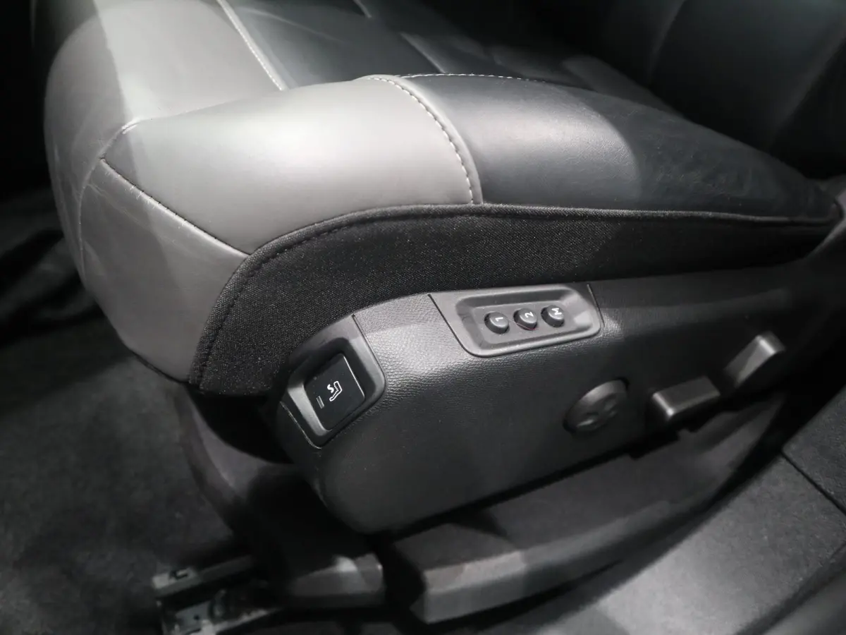 1.6 Plug-in Hybrid 225 Shine STOELMASSAGE - STOELVERWARMING - NAVIGATIE