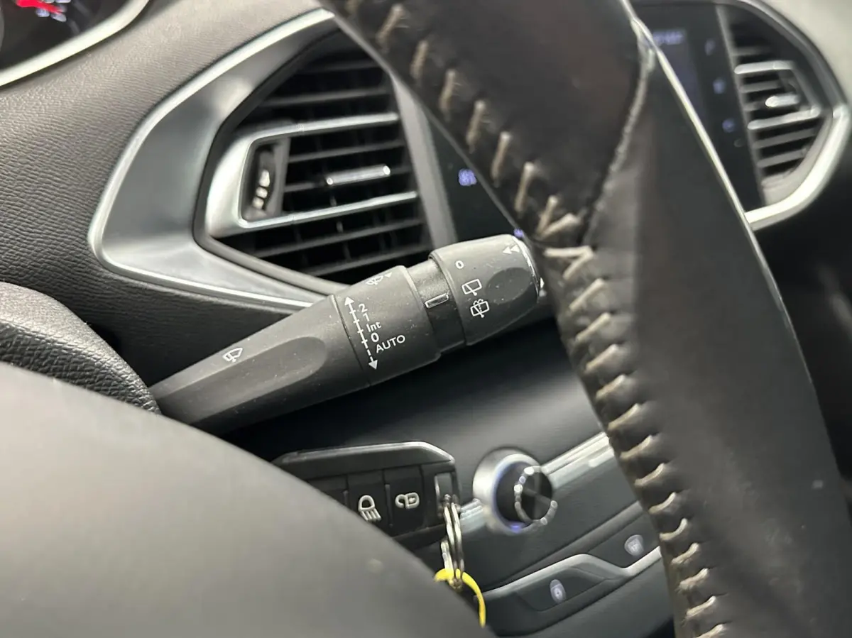 1.2 PureTech Blue Lease Premium CAMERA CARPLAY NAVI ECC CRUISE LM.