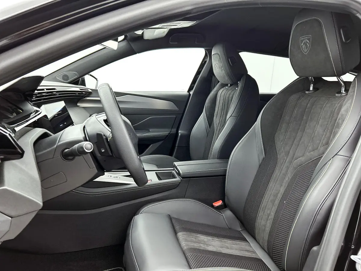 1.6 Plug-in Hybrid GT 195pk Automaat | Alcantara-pakket | 360 Vision & Drive Assist Plus Pack SW | On board charger 7,4 kW | Matrix-LED | 18"LMV |