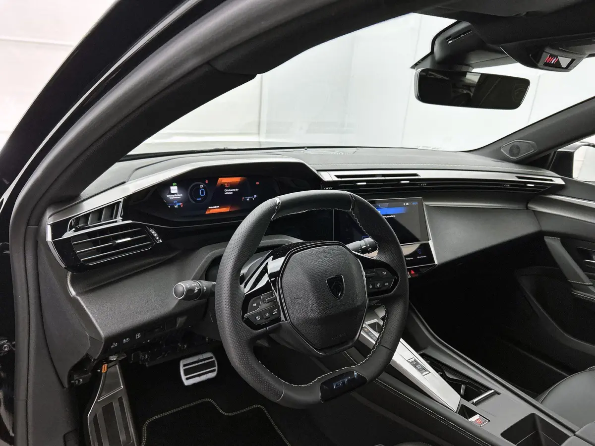 1.6 Plug-in Hybrid GT 195pk Automaat | Alcantara-pakket | 360 Vision & Drive Assist Plus Pack SW | On board charger 7,4 kW | Matrix-LED | 18"LMV |