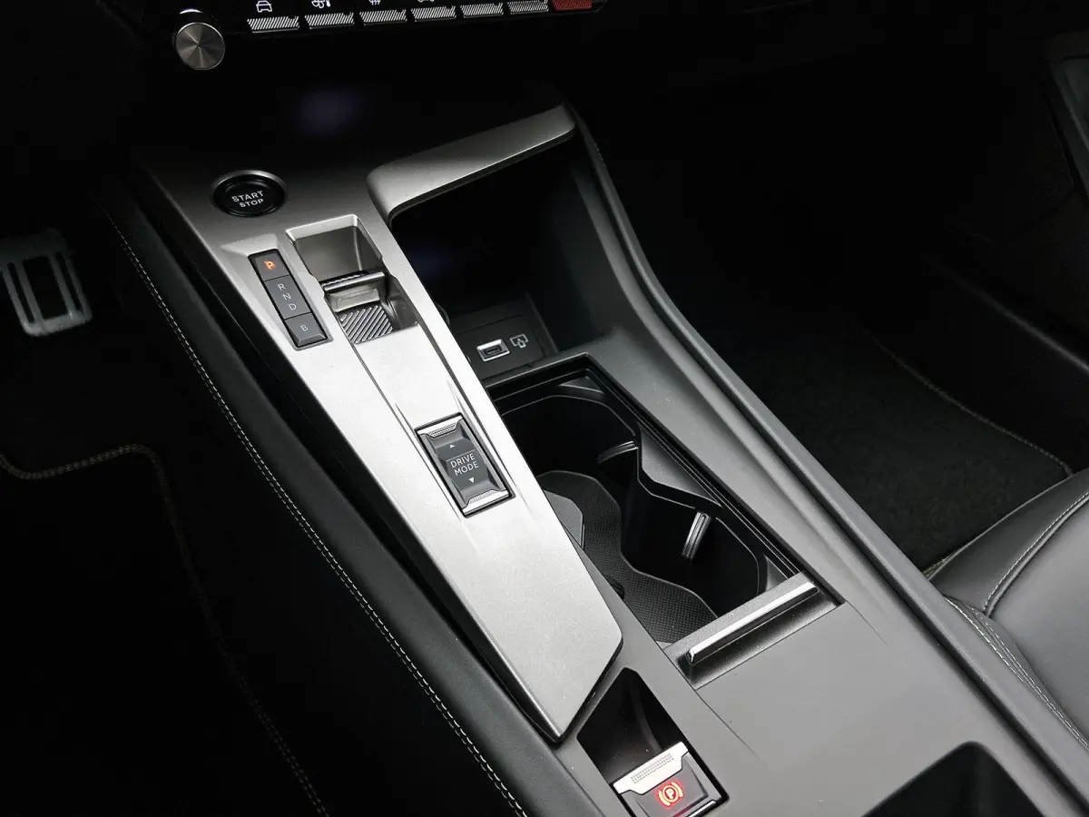 1.6 Plug-in Hybrid GT 195pk Automaat | Alcantara-pakket | 360 Vision & Drive Assist Plus Pack SW | On board charger 7,4 kW | Matrix-LED | 18"LMV |