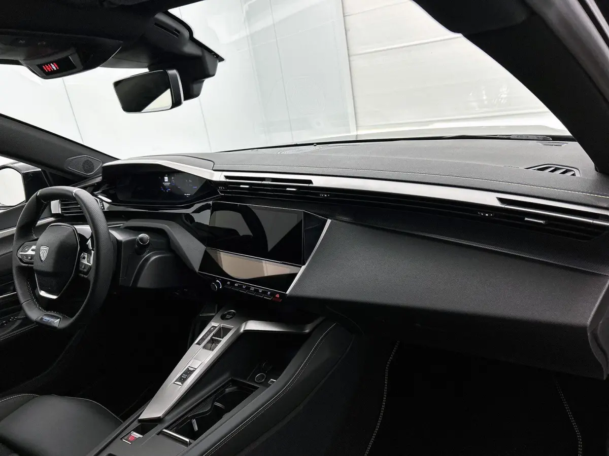 1.6 Plug-in Hybrid GT 195pk Automaat | Alcantara-pakket | 360 Vision & Drive Assist Plus Pack SW | On board charger 7,4 kW | Matrix-LED | 18"LMV |
