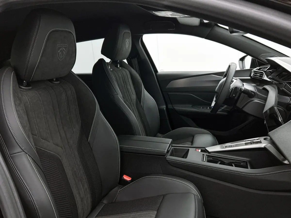 1.6 Plug-in Hybrid GT 195pk Automaat | Alcantara-pakket | 360 Vision & Drive Assist Plus Pack SW | On board charger 7,4 kW | Matrix-LED | 18"LMV |