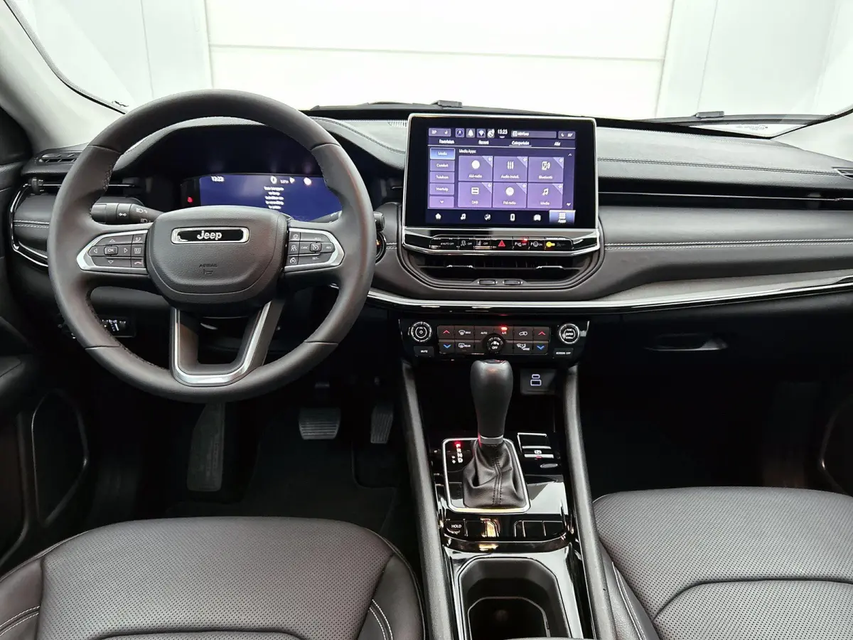 1.5T e-Hybrid Summit 130pk Automaat | Stoelen-pakket | Navigatie via CarPlay Andoird Auto | Adaptieve Cruise Control | 19"LMV | LED | Camera | Leder |