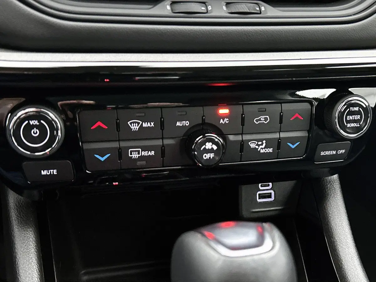 1.5T e-Hybrid Summit 130pk Automaat | Stoelen-pakket | Navigatie via CarPlay Andoird Auto | Adaptieve Cruise Control | 19"LMV | LED | Camera | Leder |