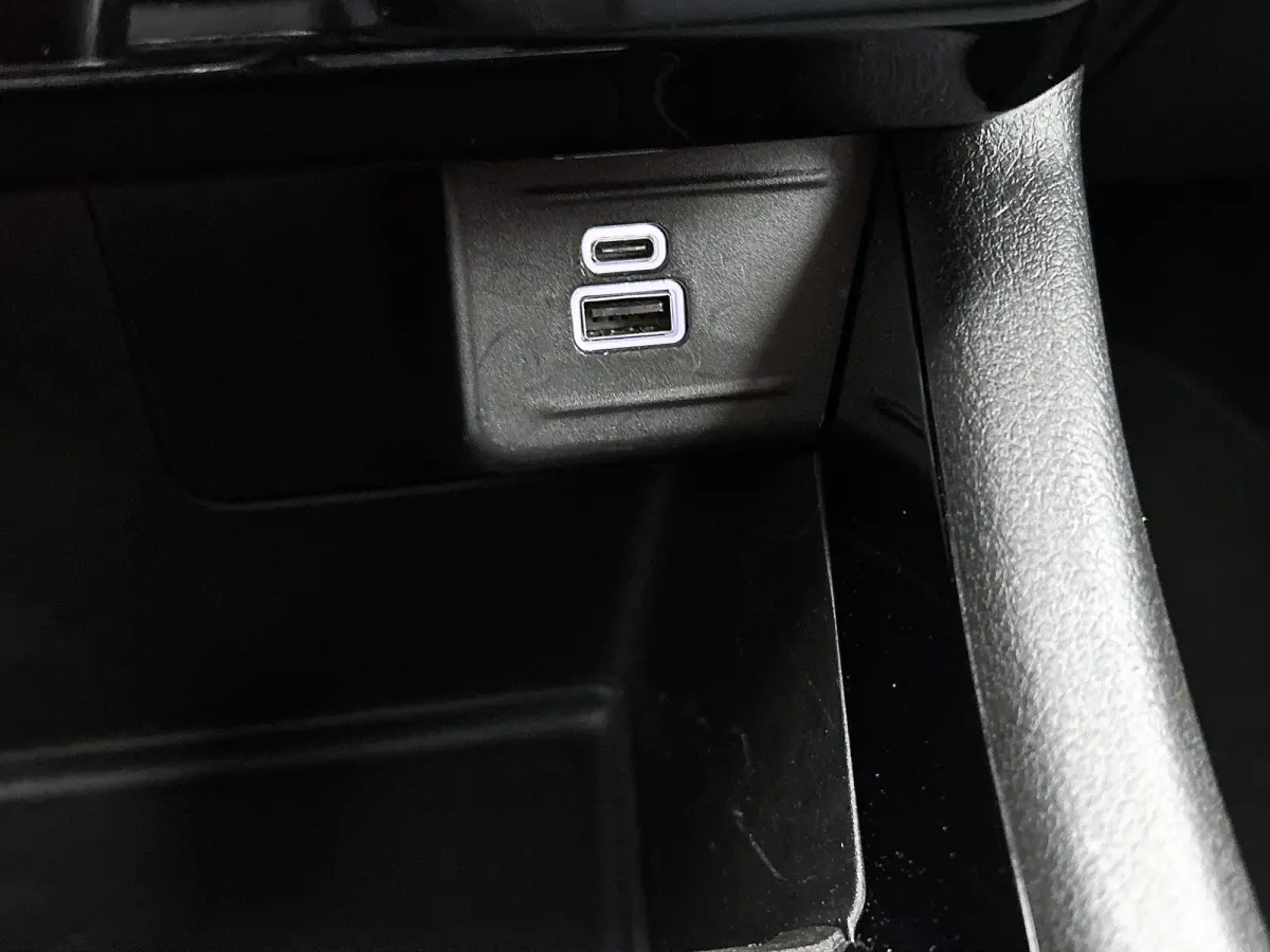 1.5T e-Hybrid Summit 130pk Automaat | Stoelen-pakket | Navigatie via CarPlay Andoird Auto | Adaptieve Cruise Control | 19"LMV | LED | Camera | Leder |