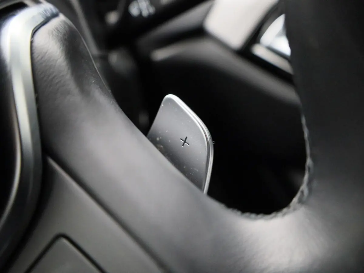 320e | ACHTERUITRIJCAMERA | APPLE CARPLAY - ANDROID AUTO | ELEKTRISCHE KOFFERKLEP | TREKHAAK | NAVIGATIE |