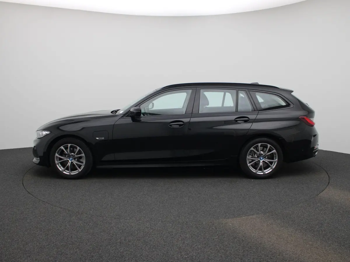 320e | ACHTERUITRIJCAMERA | APPLE CARPLAY - ANDROID AUTO | ELEKTRISCHE KOFFERKLEP | TREKHAAK | NAVIGATIE |