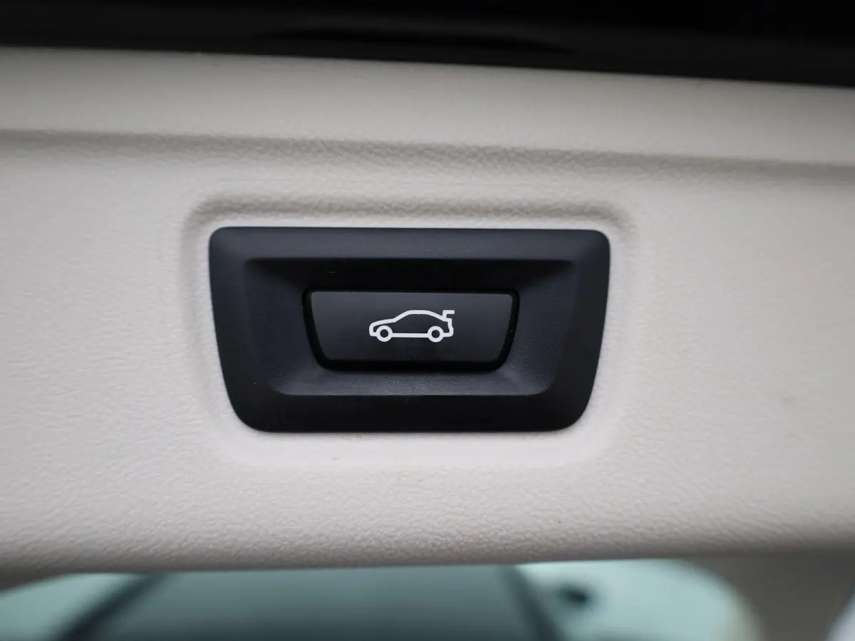 320e | ACHTERUITRIJCAMERA | APPLE CARPLAY - ANDROID AUTO | ELEKTRISCHE KOFFERKLEP | TREKHAAK | NAVIGATIE |