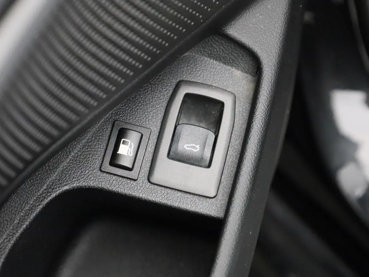 320e | ACHTERUITRIJCAMERA | APPLE CARPLAY - ANDROID AUTO | ELEKTRISCHE KOFFERKLEP | TREKHAAK | NAVIGATIE |