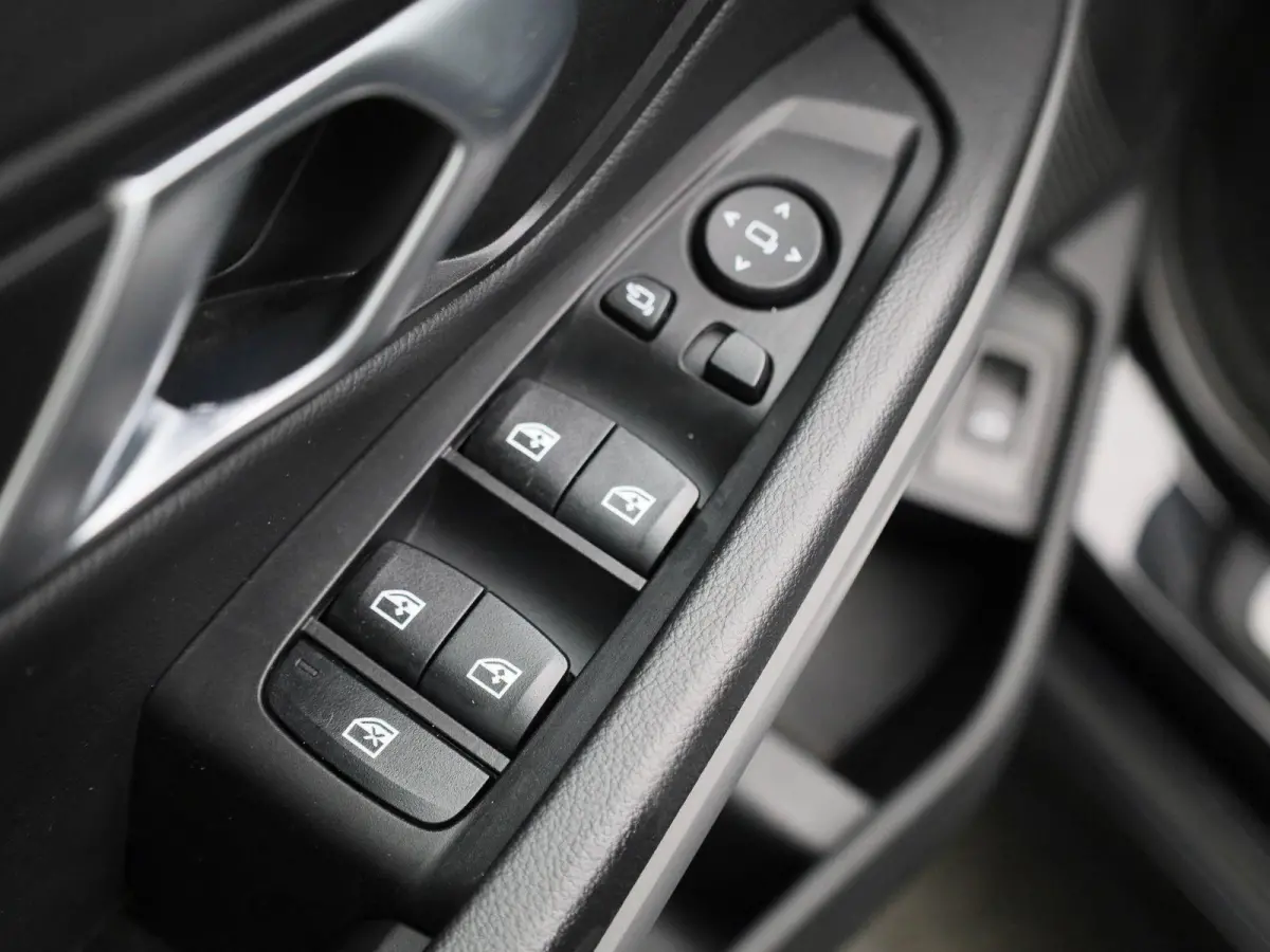 320e | ACHTERUITRIJCAMERA | APPLE CARPLAY - ANDROID AUTO | ELEKTRISCHE KOFFERKLEP | TREKHAAK | NAVIGATIE |