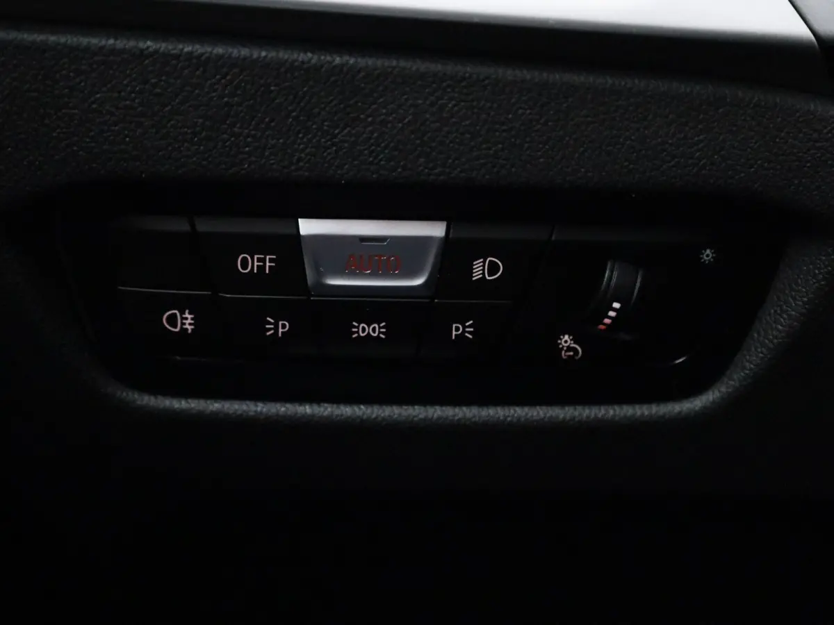 320e | ACHTERUITRIJCAMERA | APPLE CARPLAY - ANDROID AUTO | ELEKTRISCHE KOFFERKLEP | TREKHAAK | NAVIGATIE |