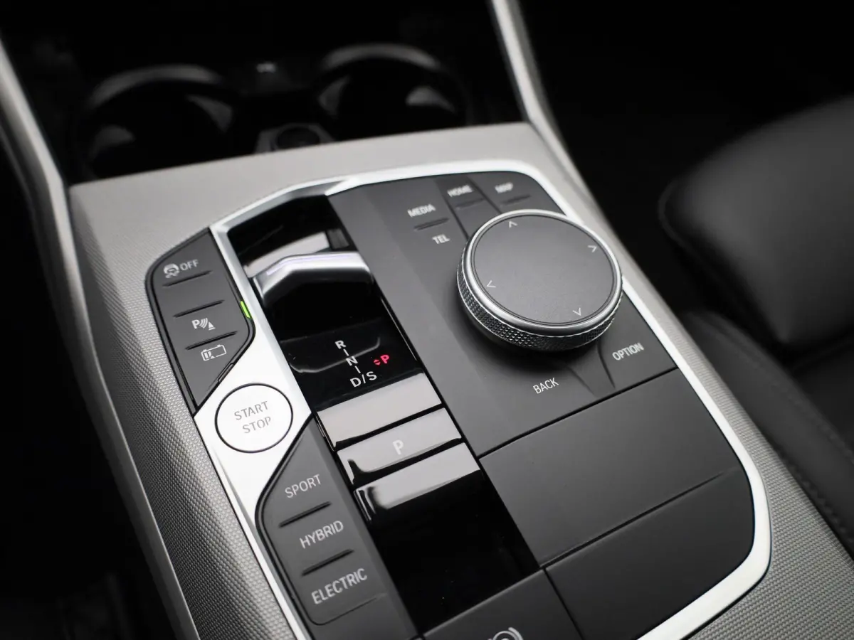 320e | ACHTERUITRIJCAMERA | APPLE CARPLAY - ANDROID AUTO | ELEKTRISCHE KOFFERKLEP | TREKHAAK | NAVIGATIE |