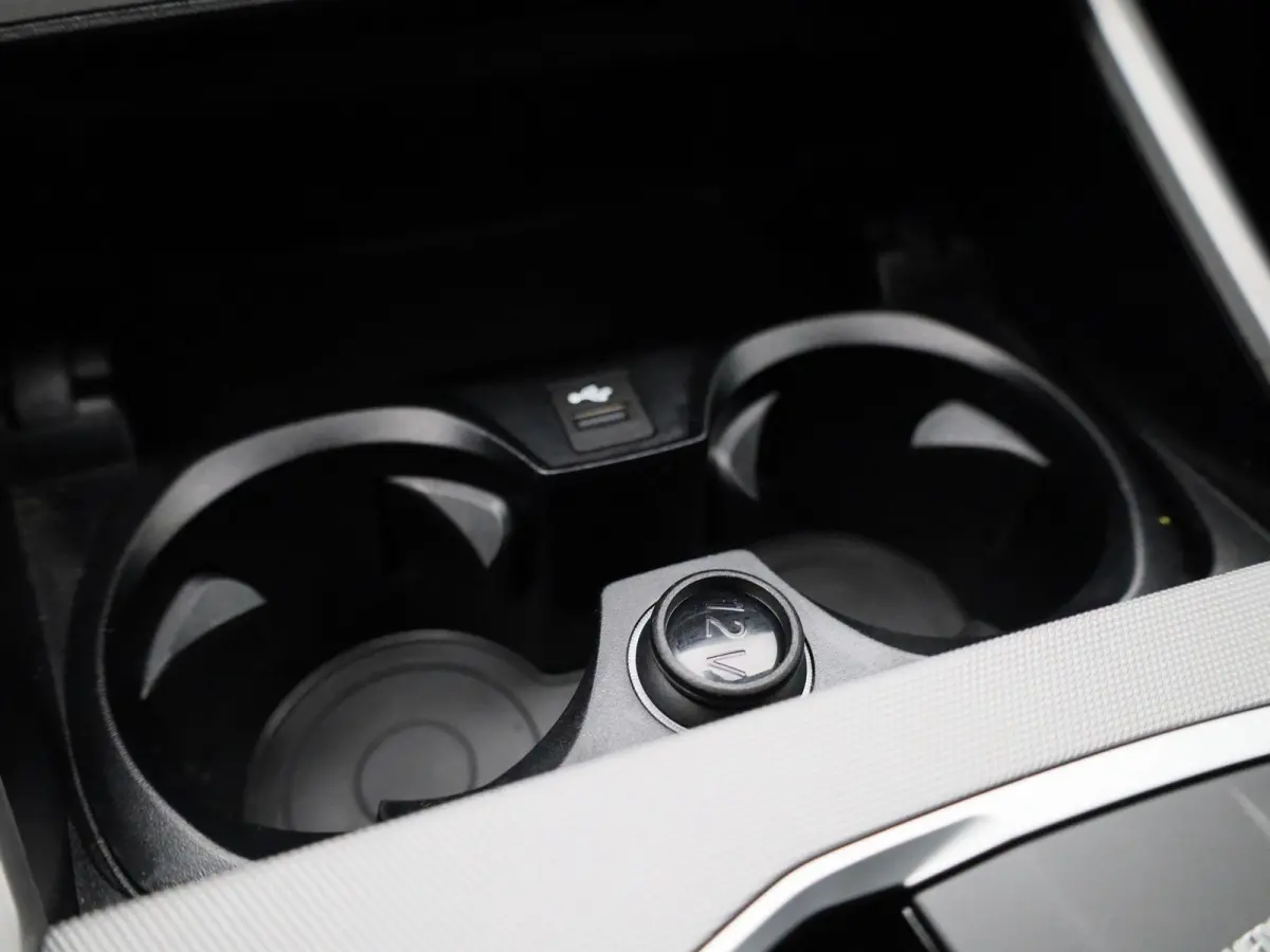 320e | ACHTERUITRIJCAMERA | APPLE CARPLAY - ANDROID AUTO | ELEKTRISCHE KOFFERKLEP | TREKHAAK | NAVIGATIE |