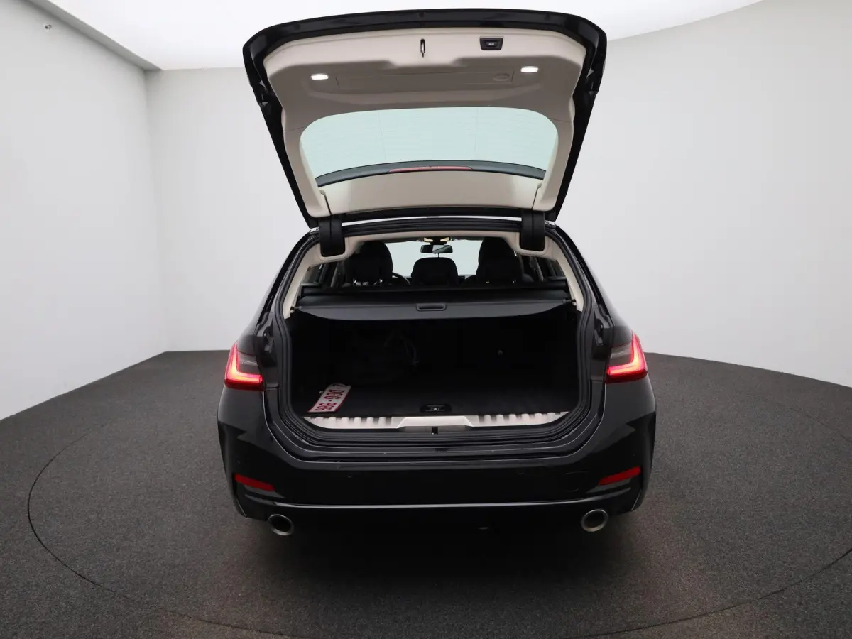320e | ACHTERUITRIJCAMERA | APPLE CARPLAY - ANDROID AUTO | ELEKTRISCHE KOFFERKLEP | TREKHAAK | NAVIGATIE |