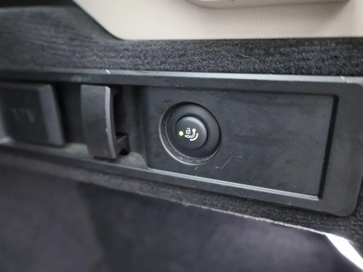 320e | ACHTERUITRIJCAMERA | APPLE CARPLAY - ANDROID AUTO | ELEKTRISCHE KOFFERKLEP | TREKHAAK | NAVIGATIE |