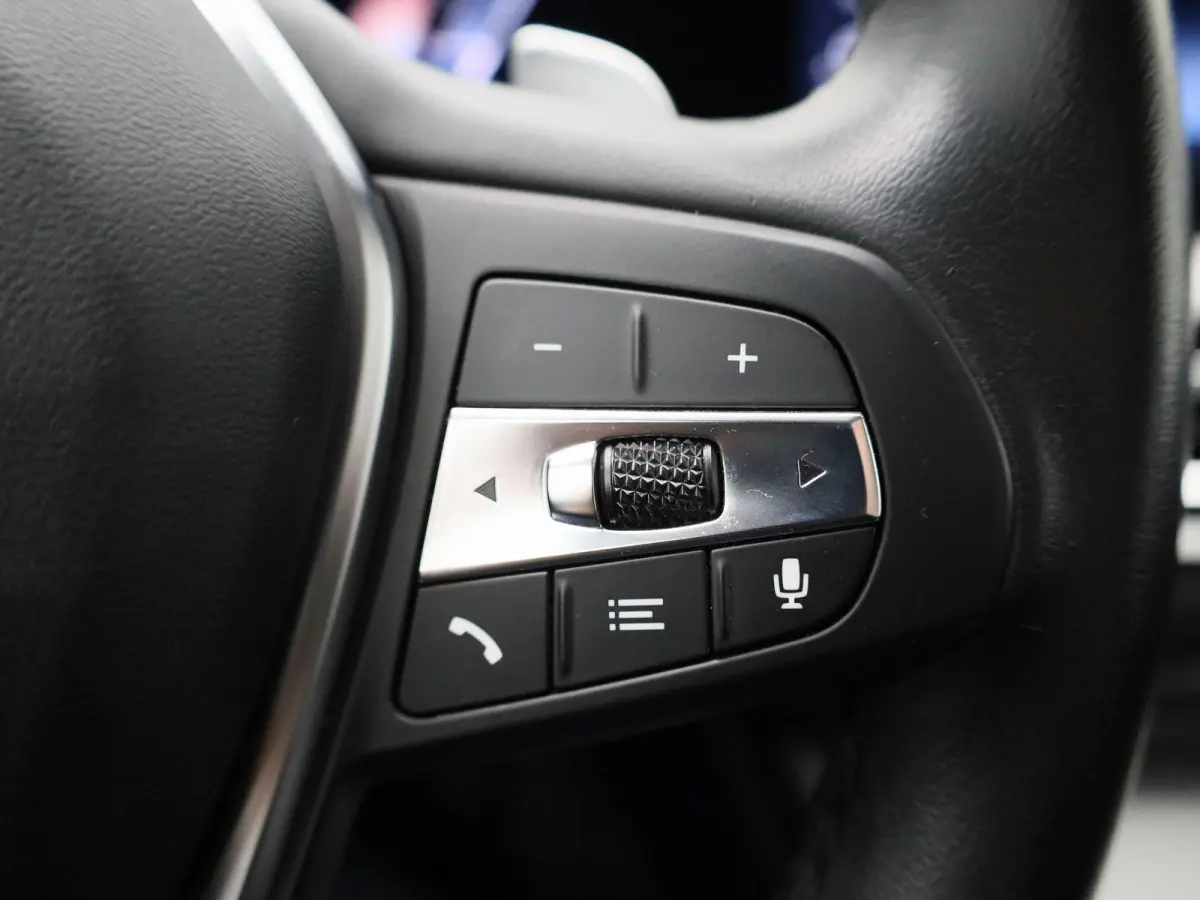 320e | ACHTERUITRIJCAMERA | APPLE CARPLAY - ANDROID AUTO | ELEKTRISCHE KOFFERKLEP | TREKHAAK | NAVIGATIE |