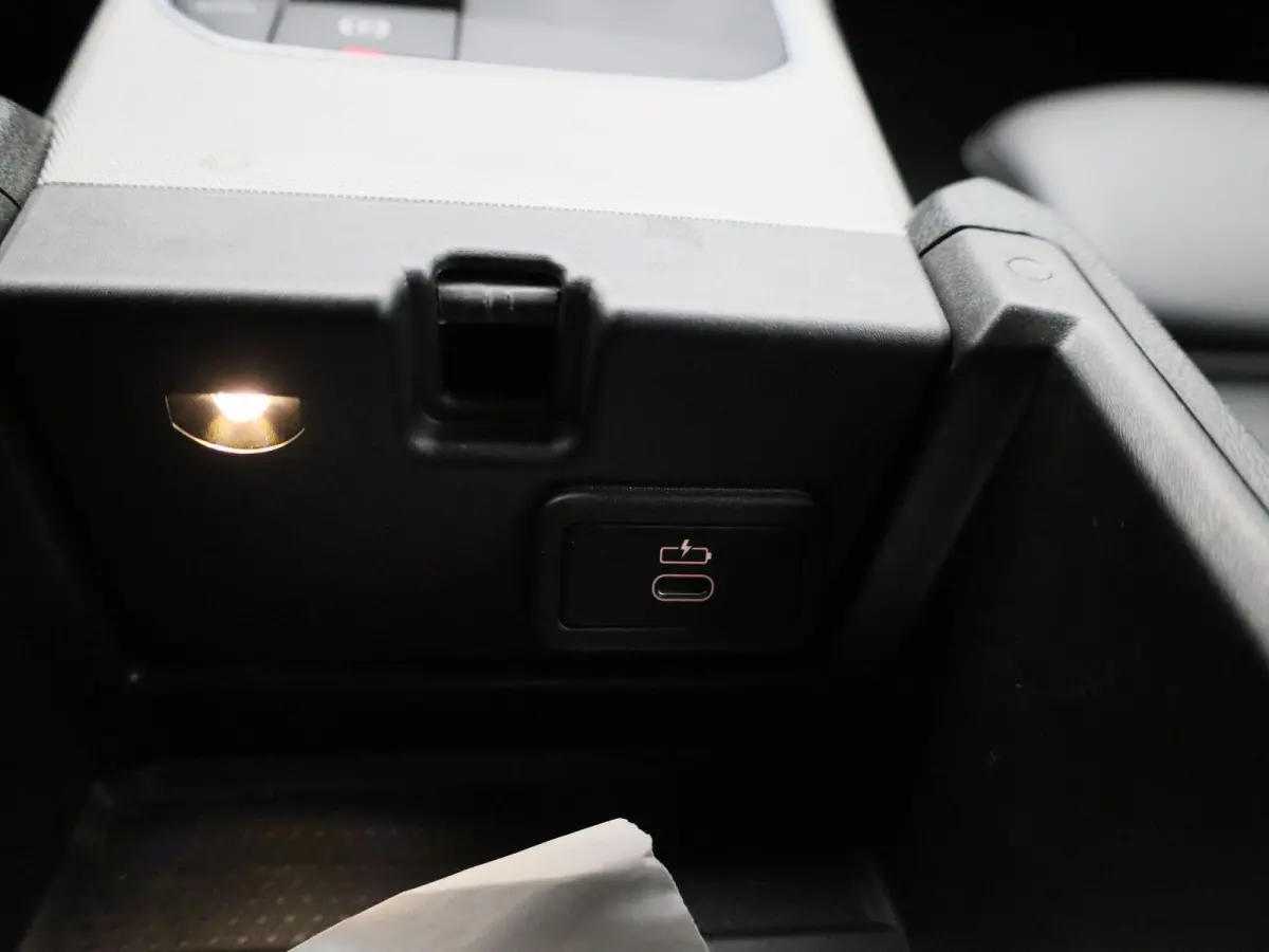 320e | ACHTERUITRIJCAMERA | APPLE CARPLAY - ANDROID AUTO | ELEKTRISCHE KOFFERKLEP | TREKHAAK | NAVIGATIE |