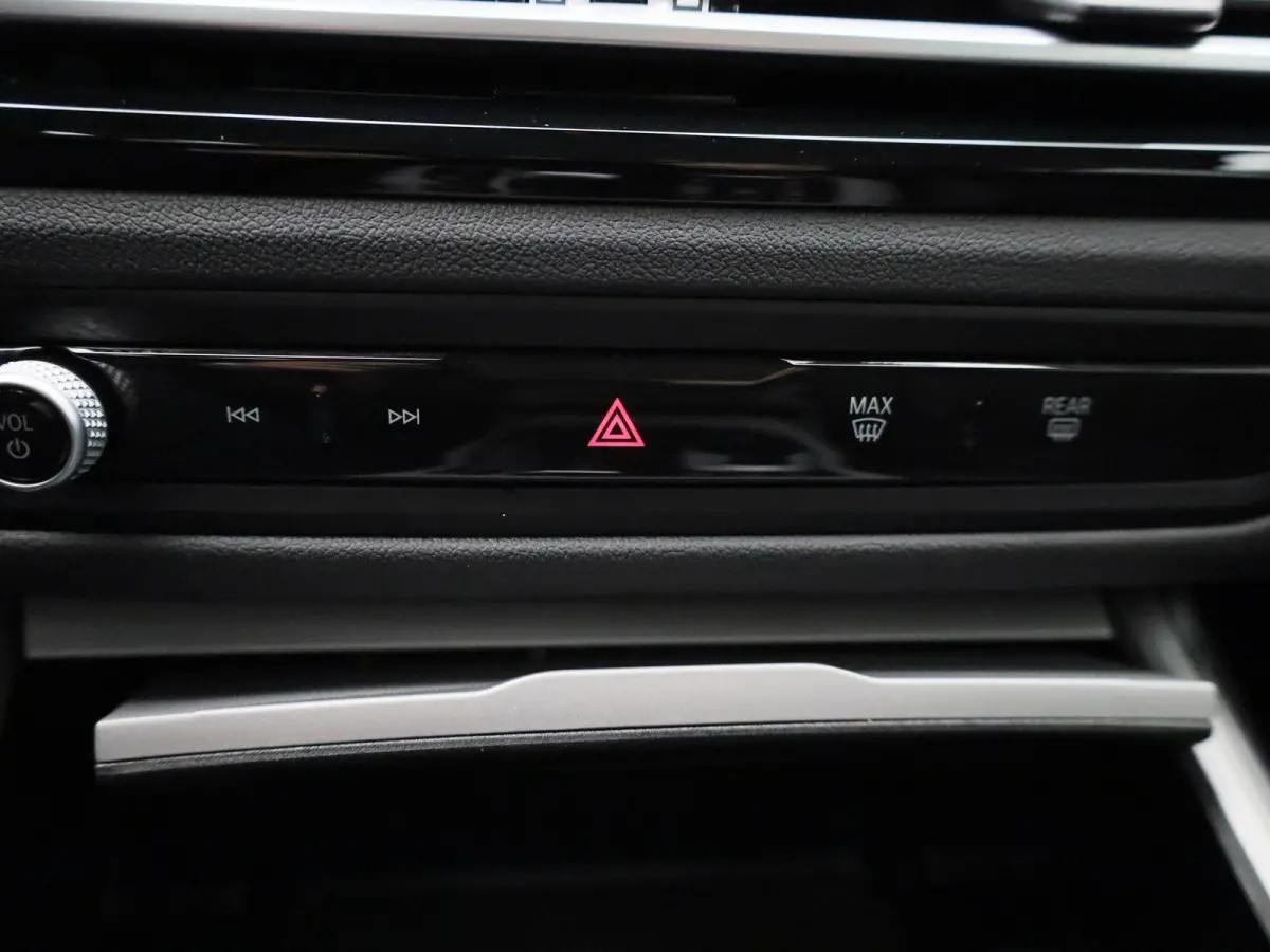 320e | ACHTERUITRIJCAMERA | APPLE CARPLAY - ANDROID AUTO | ELEKTRISCHE KOFFERKLEP | TREKHAAK | NAVIGATIE |