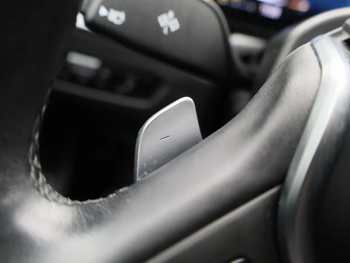 320e | ACHTERUITRIJCAMERA | APPLE CARPLAY - ANDROID AUTO | ELEKTRISCHE KOFFERKLEP | TREKHAAK | NAVIGATIE |