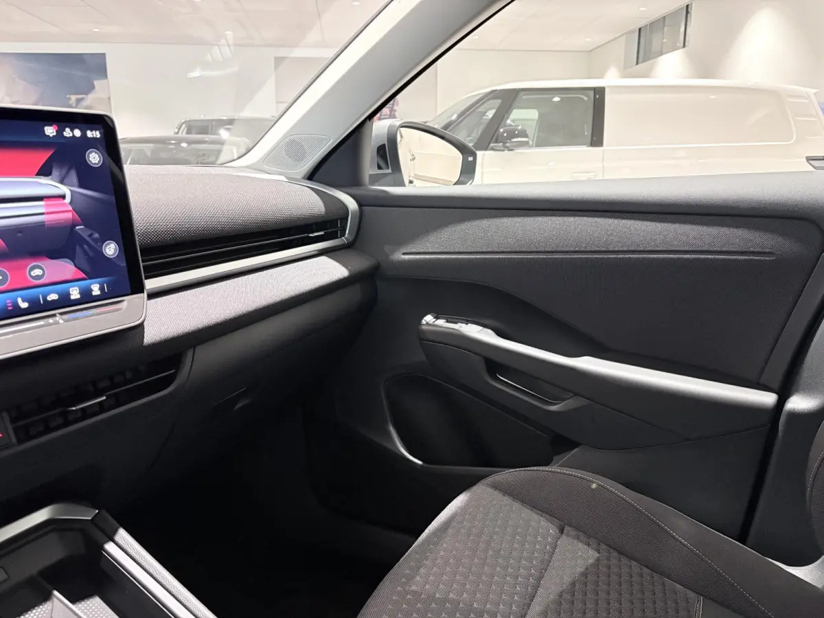 1.5 eTsi Life First Edition 116 PK Automaat | Keyless access | 18" Lichtmetalen velgen | LED koplampen | Apple Carplay | Camera | Android Auto | Climate control | Stoelverwarming | Adaptive 