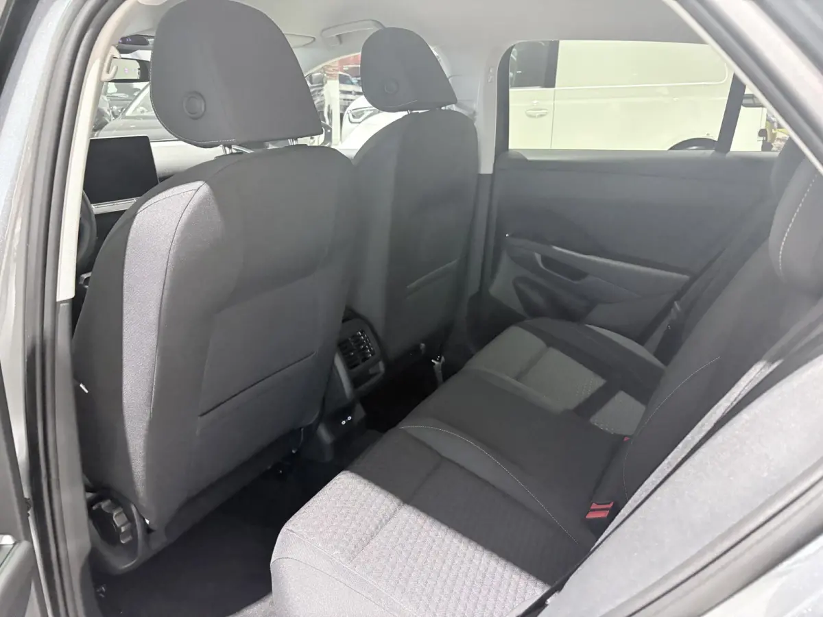 1.5 eTsi Life First Edition 116 PK Automaat | Keyless access | 18" Lichtmetalen velgen | LED koplampen | Apple Carplay | Camera | Android Auto | Climate control | Stoelverwarming | Adaptive 