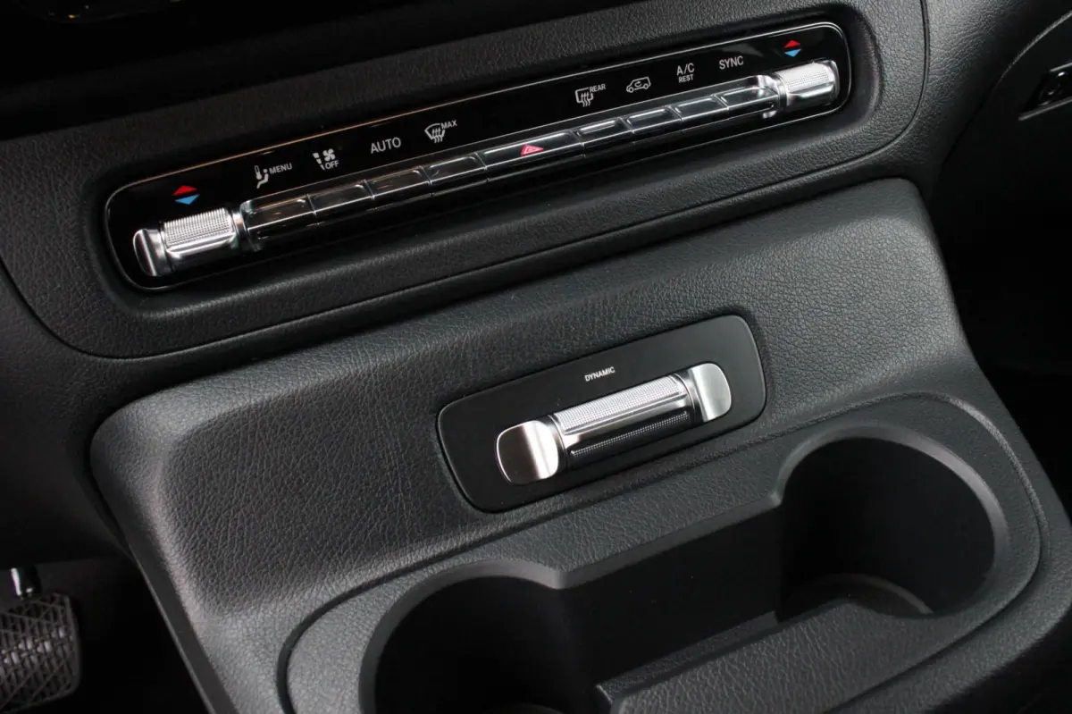 119 CDI L3 SPORT DUBBEL CABINE / DC / BPM VRIJ / FULL BLACK / 2X SCHUIFDEUREN / AMG / VERLAAGD / APPLE CARPLAY