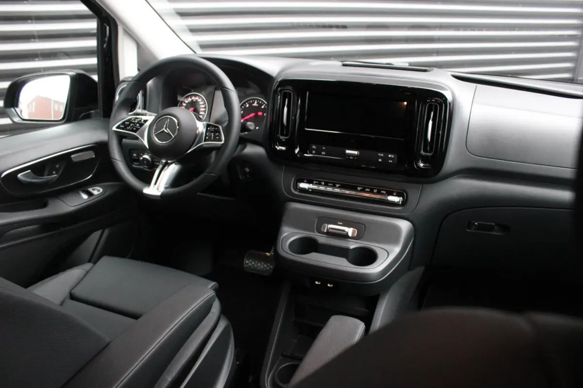 119 CDI L3 SPORT DUBBEL CABINE / DC / BPM VRIJ / FULL BLACK / 2X SCHUIFDEUREN / AMG / VERLAAGD / APPLE CARPLAY