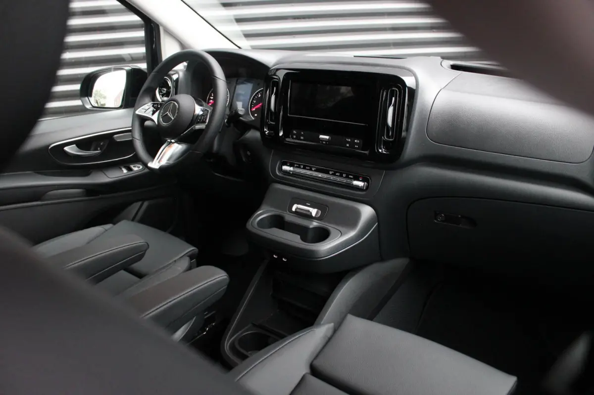 119 CDI L3 SPORT DUBBEL CABINE / DC / BPM VRIJ / FULL BLACK / 2X SCHUIFDEUREN / AMG / VERLAAGD / APPLE CARPLAY