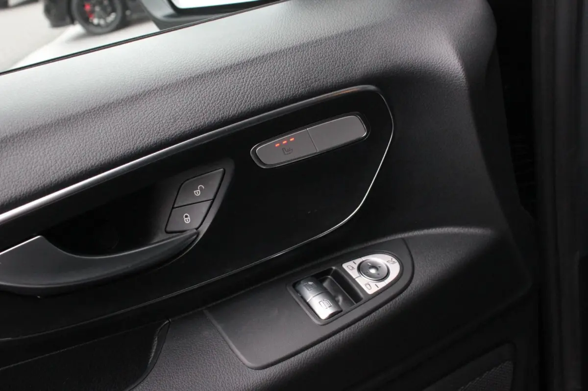 119 CDI L3 SPORT DUBBEL CABINE / DC / BPM VRIJ / FULL BLACK / 2X SCHUIFDEUREN / AMG / VERLAAGD / APPLE CARPLAY