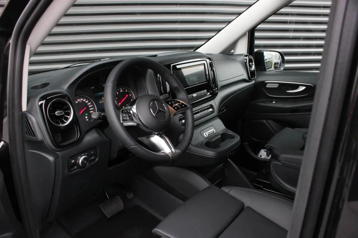 119 CDI L3 SPORT DUBBEL CABINE / DC / BPM VRIJ / FULL BLACK / 2X SCHUIFDEUREN / AMG / VERLAAGD / APPLE CARPLAY