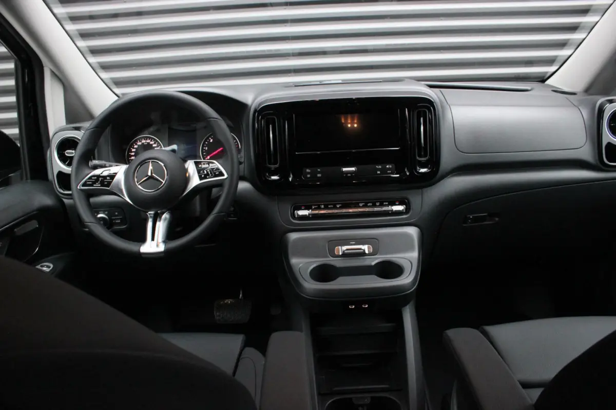 119 CDI L3 SPORT DUBBEL CABINE / DC / BPM VRIJ / FULL BLACK / 2X SCHUIFDEUREN / AMG / VERLAAGD / APPLE CARPLAY