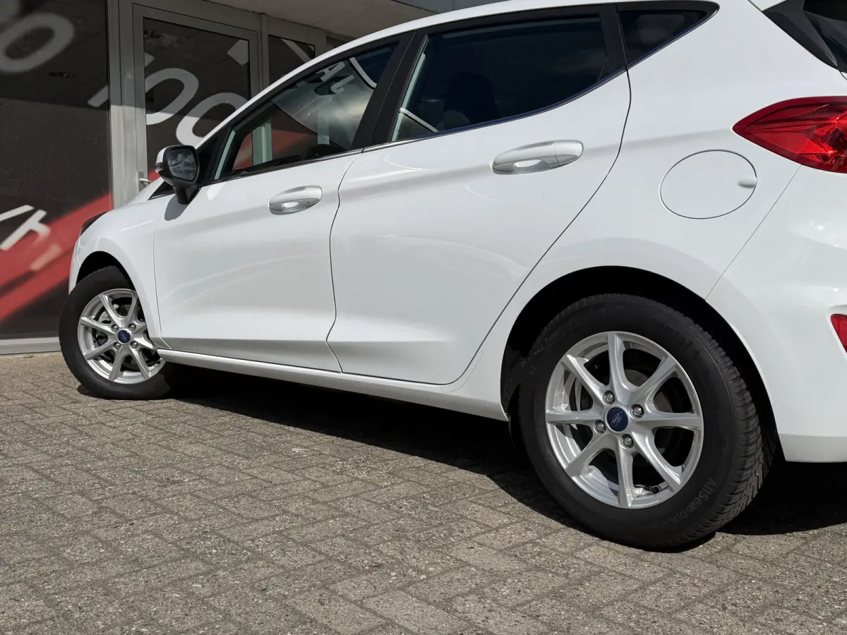 1.0 EcoBoost Hybrid Titanium / Cruise / Airco / Carplay / Keyless / Lane assist