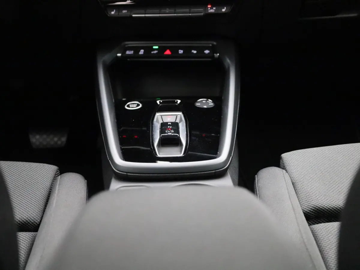 40 TFSI e Advanced edition l Adaptive cruise control l Elektr. instel. bestuurd.stoel l Stoelverwarming l Navigatie l Climate control l Achteruitrijcamera l Trekhaak l LED-koplampen l Audi s