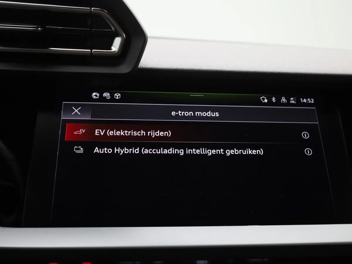 40 TFSI e Advanced edition l Adaptive cruise control l Elektr. instel. bestuurd.stoel l Stoelverwarming l Navigatie l Climate control l Achteruitrijcamera l Trekhaak l LED-koplampen l Audi s