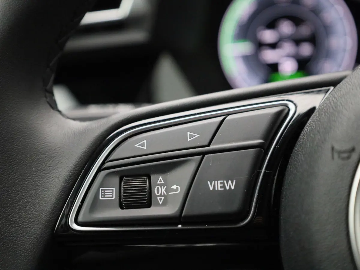 40 TFSI e Advanced edition l Adaptive cruise control l Elektr. instel. bestuurd.stoel l Stoelverwarming l Navigatie l Climate control l Achteruitrijcamera l Trekhaak l LED-koplampen l Audi s