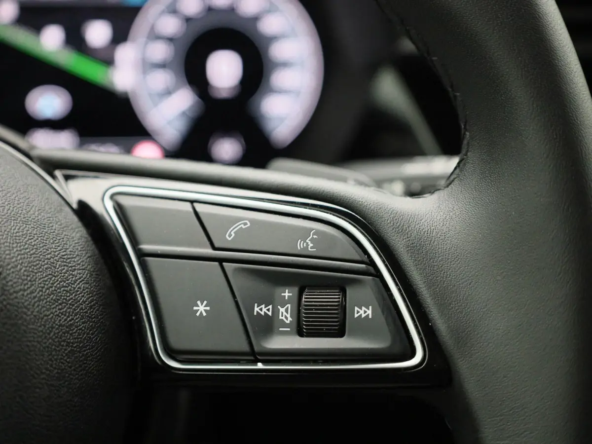 40 TFSI e Advanced edition l Adaptive cruise control l Elektr. instel. bestuurd.stoel l Stoelverwarming l Navigatie l Climate control l Achteruitrijcamera l Trekhaak l LED-koplampen l Audi s
