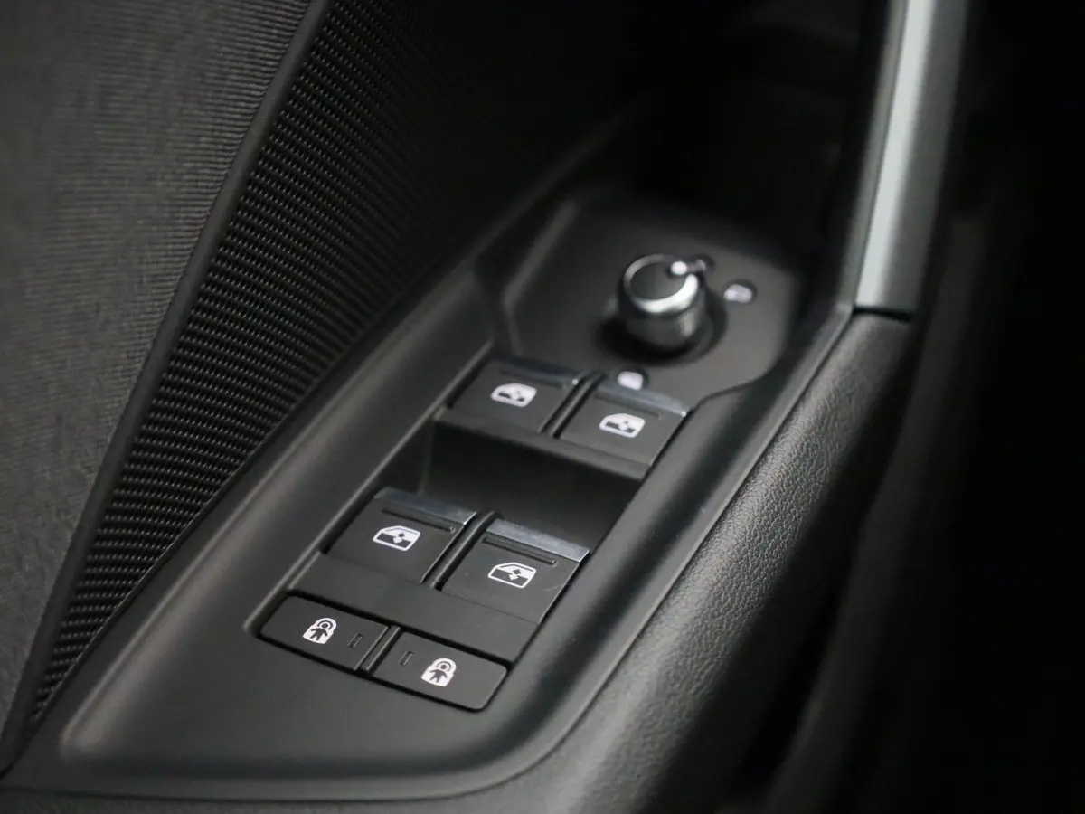 40 TFSI e Advanced edition l Adaptive cruise control l Elektr. instel. bestuurd.stoel l Stoelverwarming l Navigatie l Climate control l Achteruitrijcamera l Trekhaak l LED-koplampen l Audi s