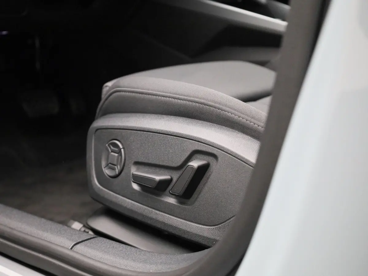 40 TFSI e Advanced edition l Adaptive cruise control l Elektr. instel. bestuurd.stoel l Stoelverwarming l Navigatie l Climate control l Achteruitrijcamera l Trekhaak l LED-koplampen l Audi s
