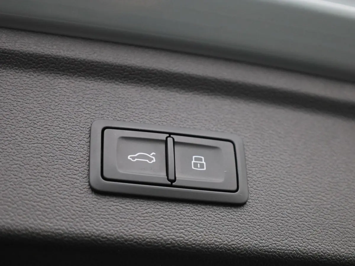 40 TFSI e Advanced edition l Adaptive cruise control l Elektr. instel. bestuurd.stoel l Stoelverwarming l Navigatie l Climate control l Achteruitrijcamera l Trekhaak l LED-koplampen l Audi s