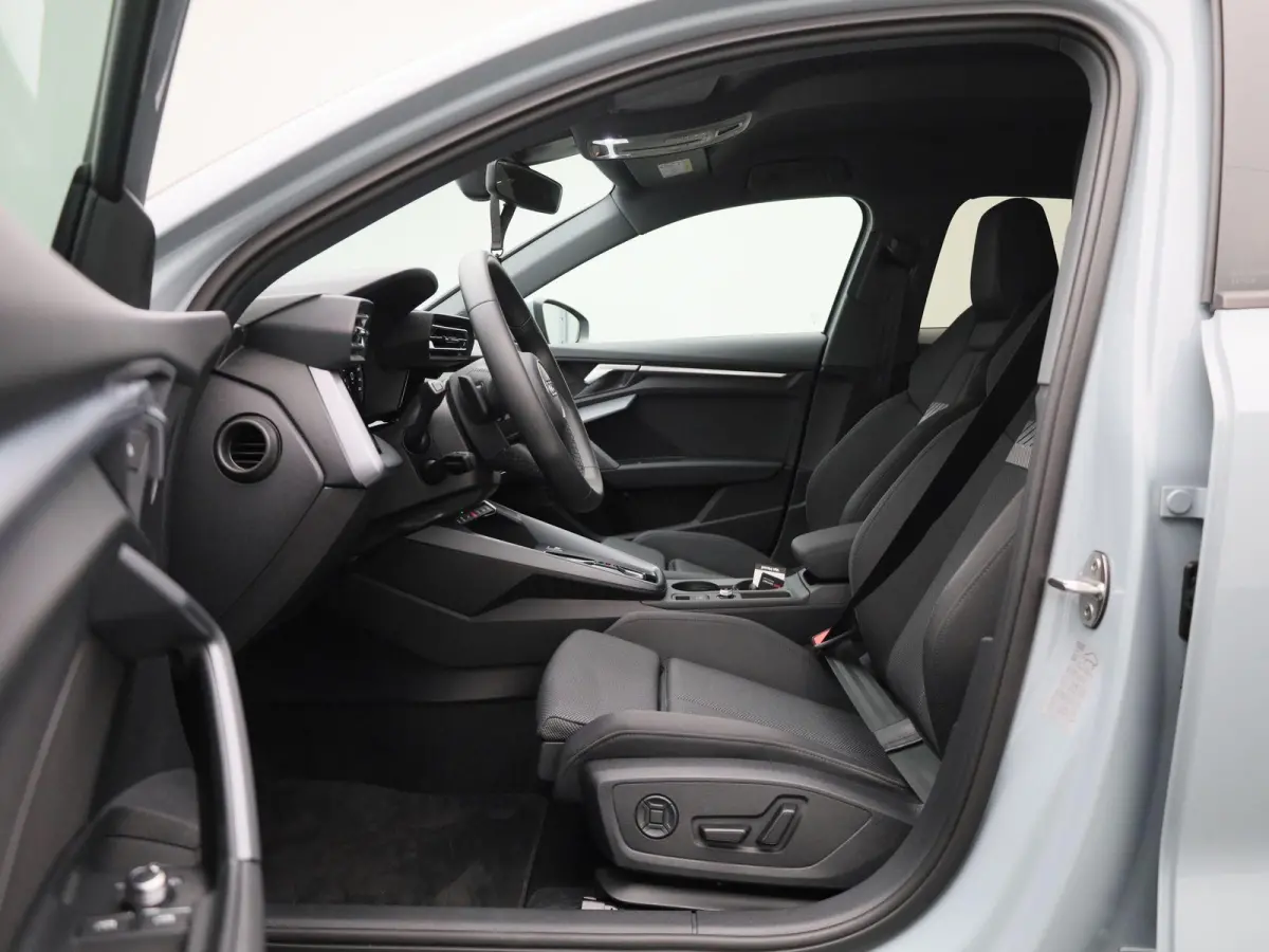 40 TFSI e Advanced edition l Adaptive cruise control l Elektr. instel. bestuurd.stoel l Stoelverwarming l Navigatie l Climate control l Achteruitrijcamera l Trekhaak l LED-koplampen l Audi s