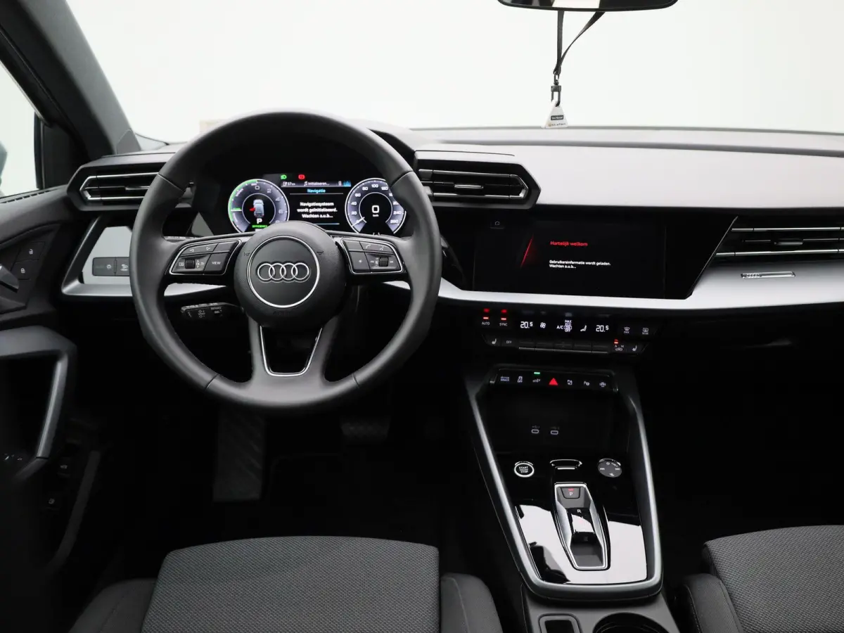 40 TFSI e Advanced edition l Adaptive cruise control l Elektr. instel. bestuurd.stoel l Stoelverwarming l Navigatie l Climate control l Achteruitrijcamera l Trekhaak l LED-koplampen l Audi s