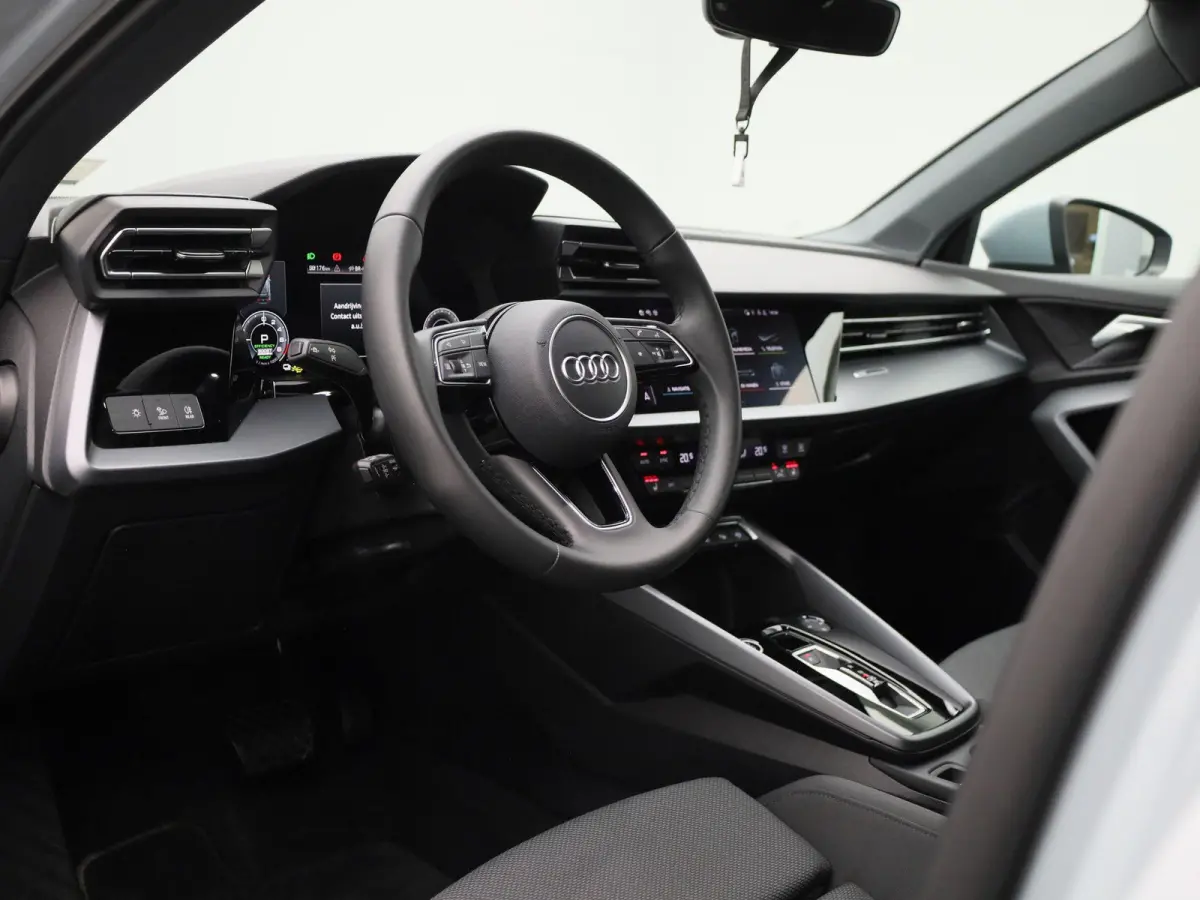 40 TFSI e Advanced edition l Adaptive cruise control l Elektr. instel. bestuurd.stoel l Stoelverwarming l Navigatie l Climate control l Achteruitrijcamera l Trekhaak l LED-koplampen l Audi s