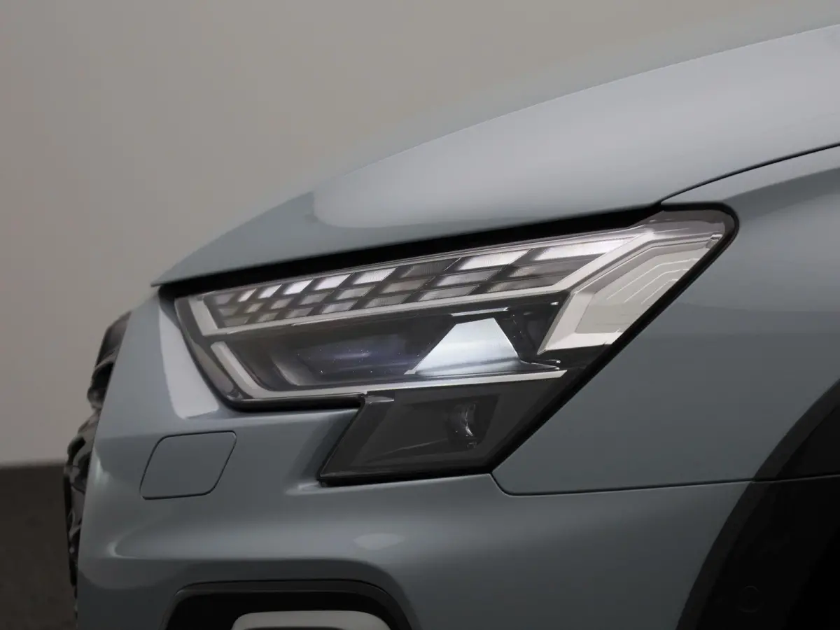 40 TFSI e Advanced edition l Adaptive cruise control l Elektr. instel. bestuurd.stoel l Stoelverwarming l Navigatie l Climate control l Achteruitrijcamera l Trekhaak l LED-koplampen l Audi s