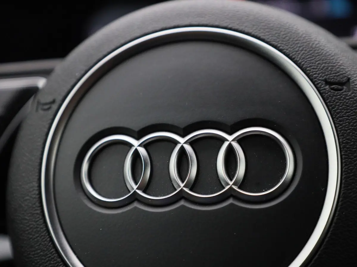 40 TFSI e Advanced edition l Adaptive cruise control l Elektr. instel. bestuurd.stoel l Stoelverwarming l Navigatie l Climate control l Achteruitrijcamera l Trekhaak l LED-koplampen l Audi s