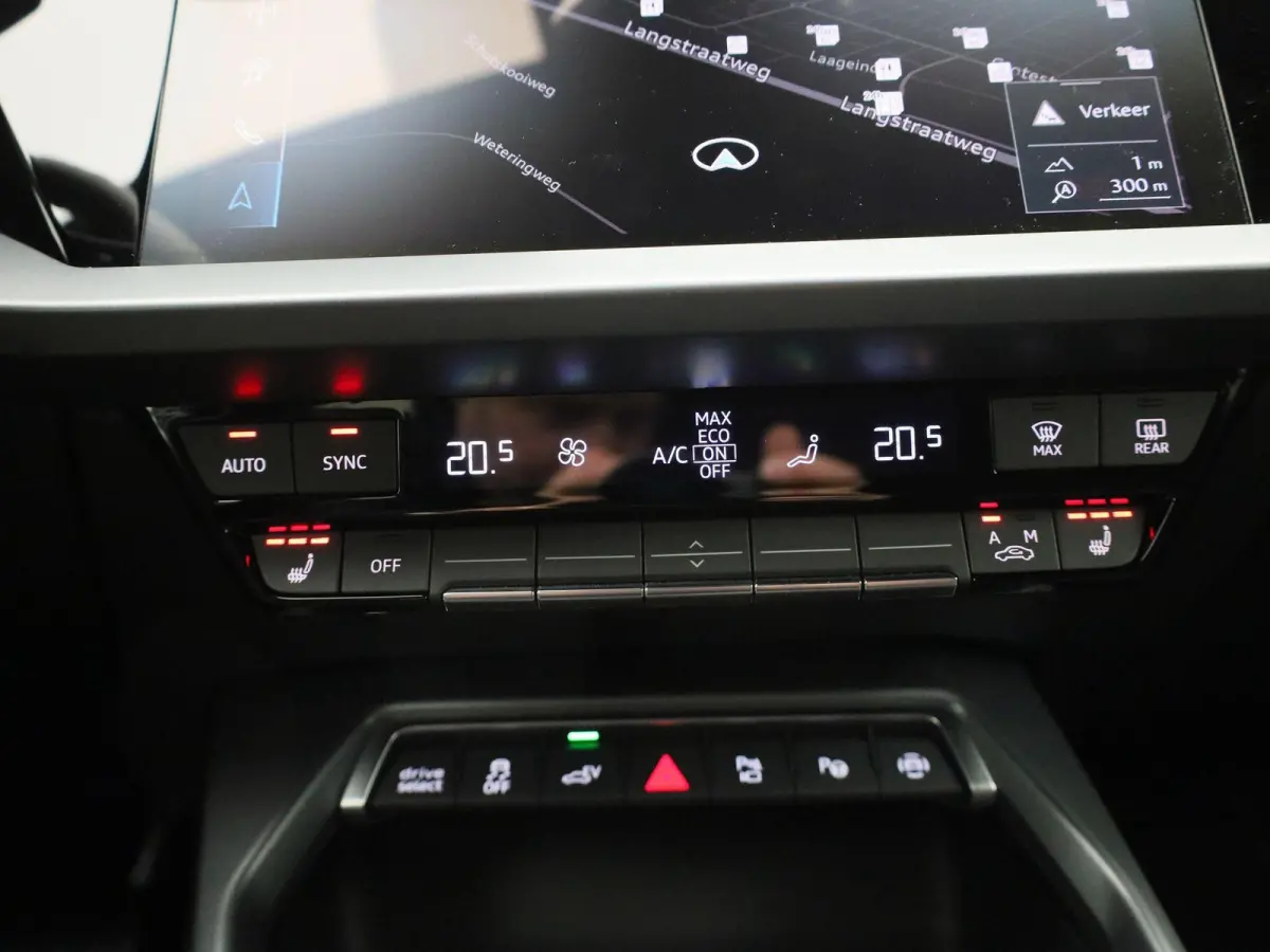 40 TFSI e Advanced edition l Adaptive cruise control l Elektr. instel. bestuurd.stoel l Stoelverwarming l Navigatie l Climate control l Achteruitrijcamera l Trekhaak l LED-koplampen l Audi s
