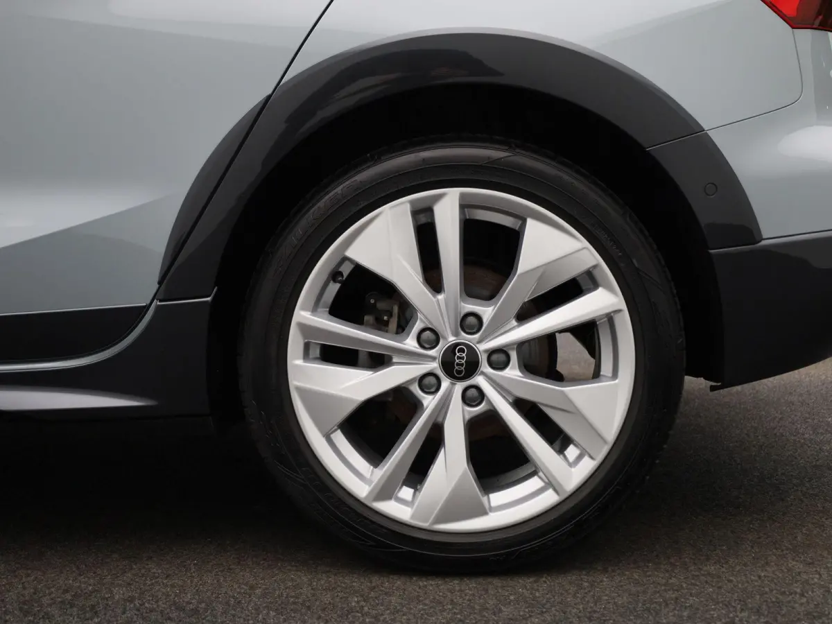40 TFSI e Advanced edition l Adaptive cruise control l Elektr. instel. bestuurd.stoel l Stoelverwarming l Navigatie l Climate control l Achteruitrijcamera l Trekhaak l LED-koplampen l Audi s