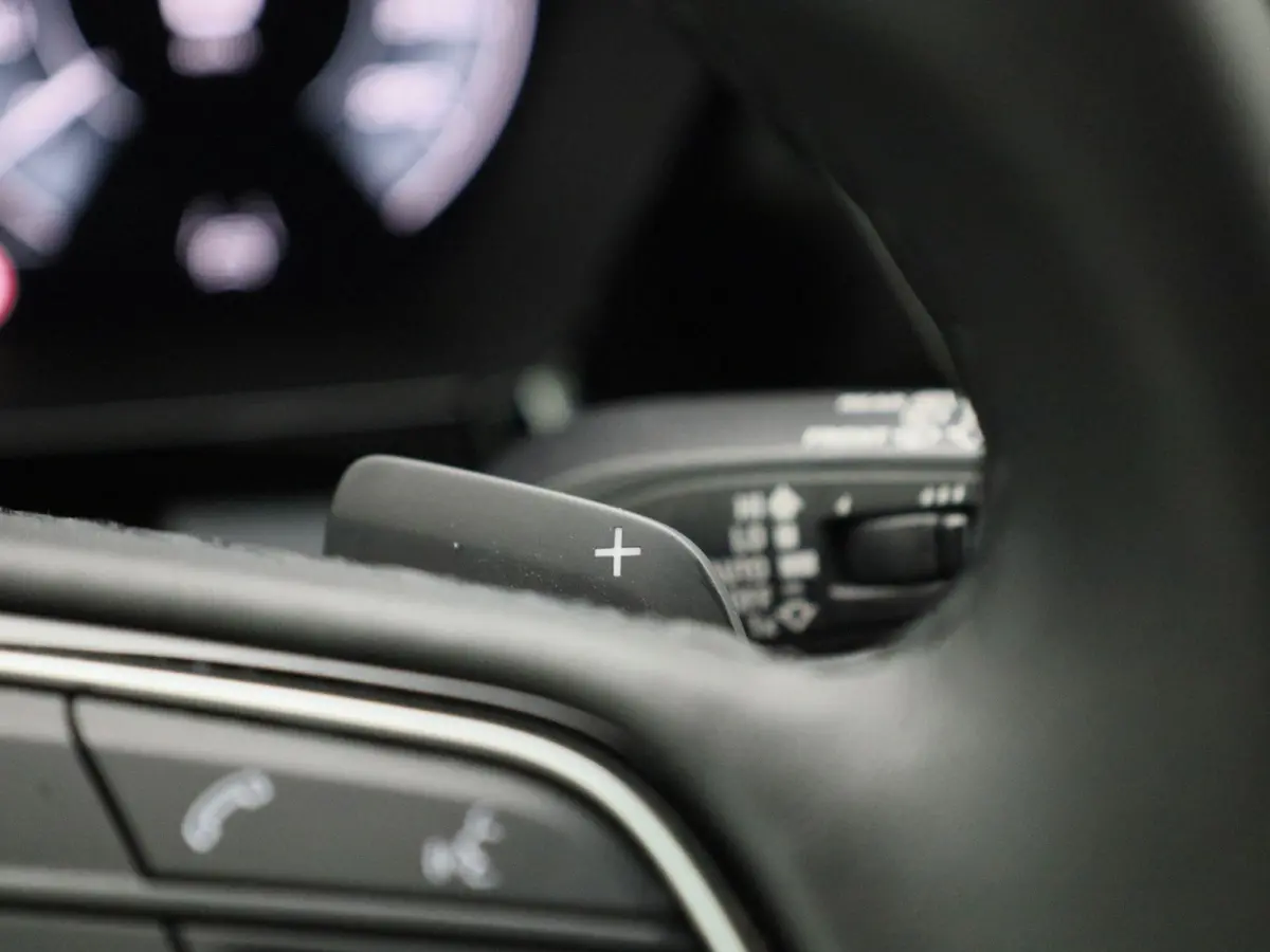40 TFSI e Advanced edition l Adaptive cruise control l Elektr. instel. bestuurd.stoel l Stoelverwarming l Navigatie l Climate control l Achteruitrijcamera l Trekhaak l LED-koplampen l Audi s