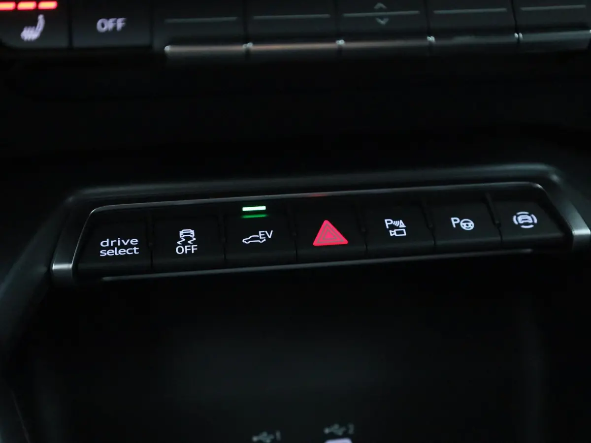 40 TFSI e Advanced edition l Adaptive cruise control l Elektr. instel. bestuurd.stoel l Stoelverwarming l Navigatie l Climate control l Achteruitrijcamera l Trekhaak l LED-koplampen l Audi s